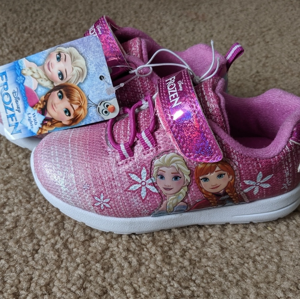 NWT Disney Princess Frozen Light Up Sneakers siz 9